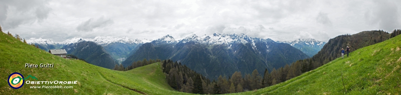 34 Panoramica sul sentiero 117 in vista della Baita Cacciatori....jpg